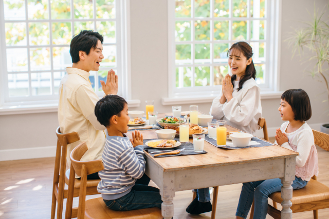 食事をする家族