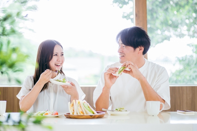 食事をする夫婦