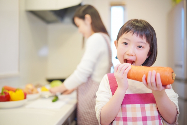 人蔘を食べる子供